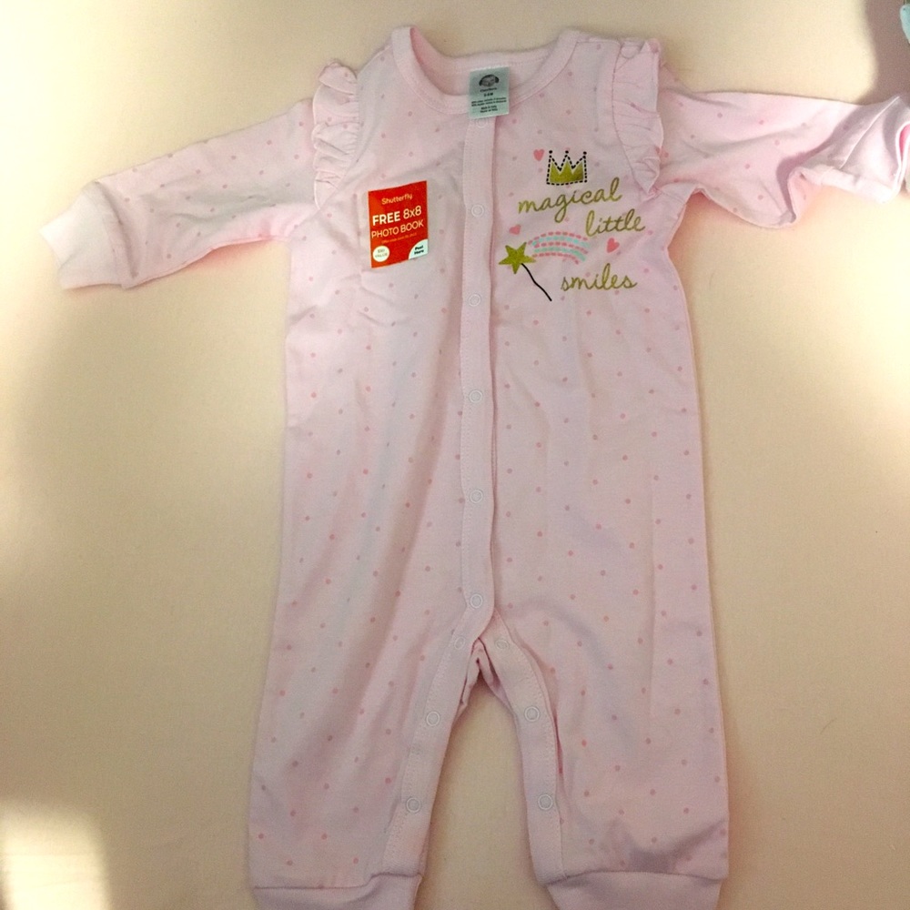 Baby girl 3-6 onesie and two new bibs🌻 along with 0-3 2pc leggings! Adorable